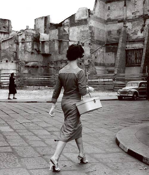 Bella signora in Corsetto Sant' Agata, anni 50