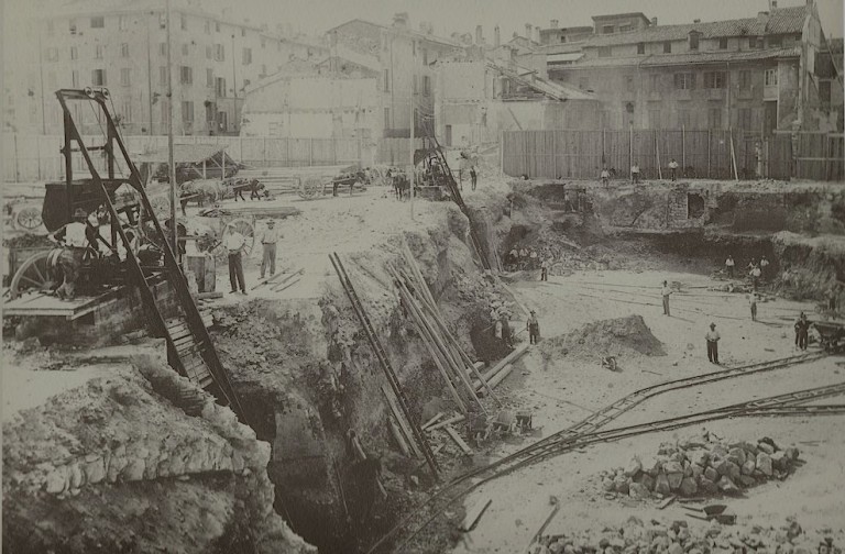 Lo scavo per la costruzione del Grattacielo dopo le demolizioni del 1929