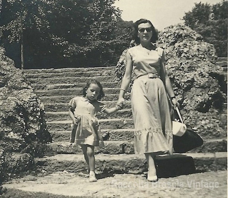 Discesa del Castello con mamma Maria – estate 1953