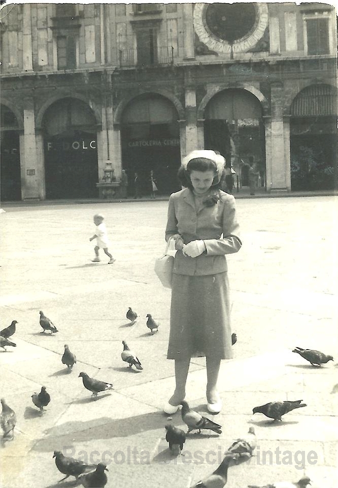 Mamma in Piazza Loggia intenta a guardare i piccioni – 1952