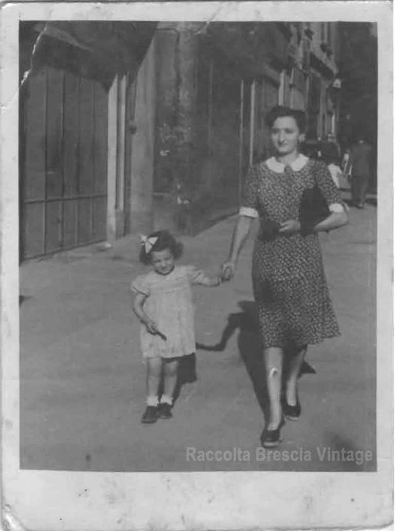 Mamma Gabriella (bimba) e nonna Dorina a passeggio – anno 1946 Brescia