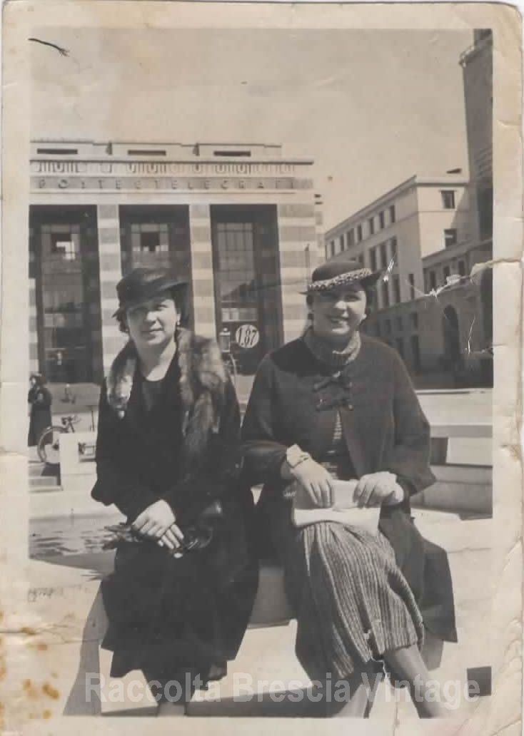 Sorelle in posa in Piazza Vittoria negli anni 30