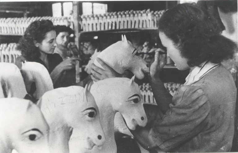 Mia zia mentre dipingeva gli occhi dei cavalli a dondolo – Pavone Mella 1949