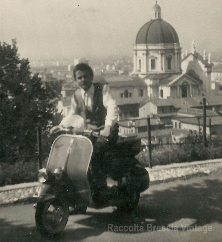Zio Luigi con la sua vespa in Castello – 1959