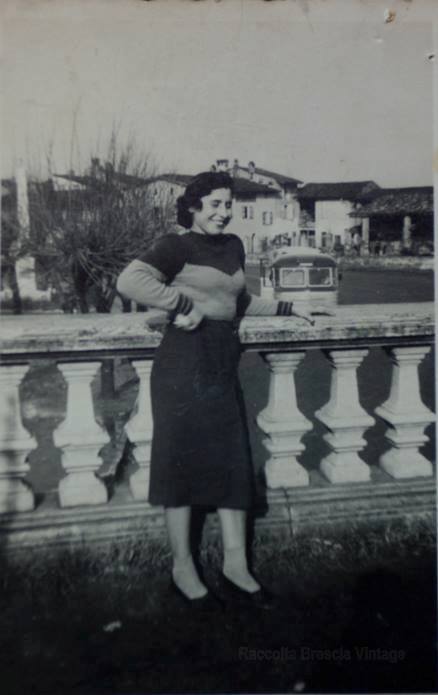 Mamma davanti alla chiesa di Flero, 1957