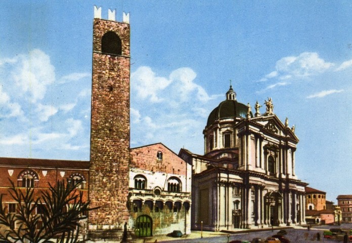 Cartolina anni '50, Palazzo del Broletto e Duomo Nuovo
