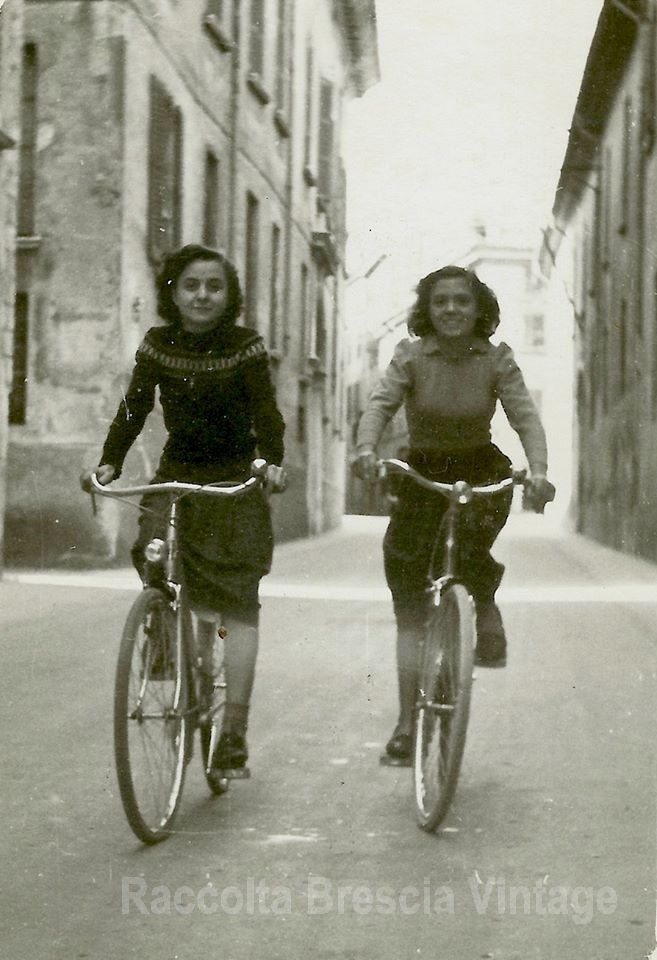 Luisa e amica al ritorno dal lavoro –  via Musei 1950