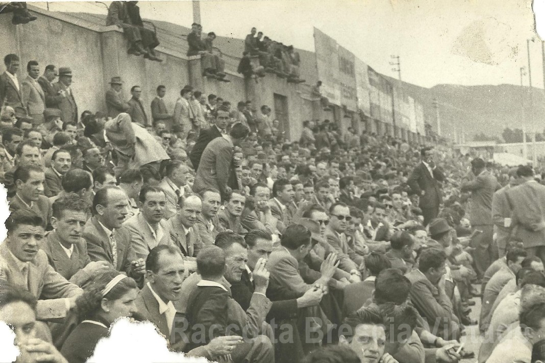 Anni '40: le tribune stracolme di tifosi delle Rondinelle nello Stadium di viale Piave
