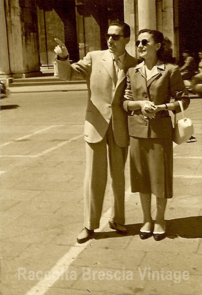 Intenti ad ammirare l'orologio - Piazza Loggia 1953