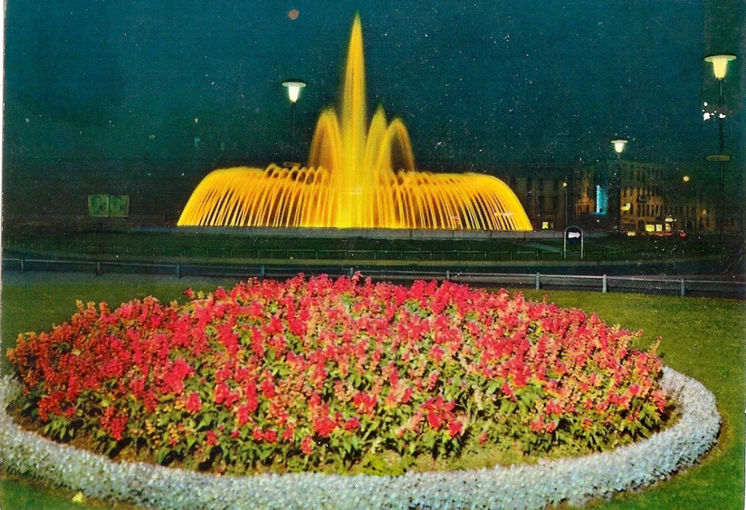 La fontana di Piazza Repubblica illuminata - anni 60