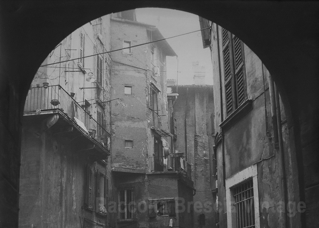 Cortile interno di via S.Chiara - Brescia 1978