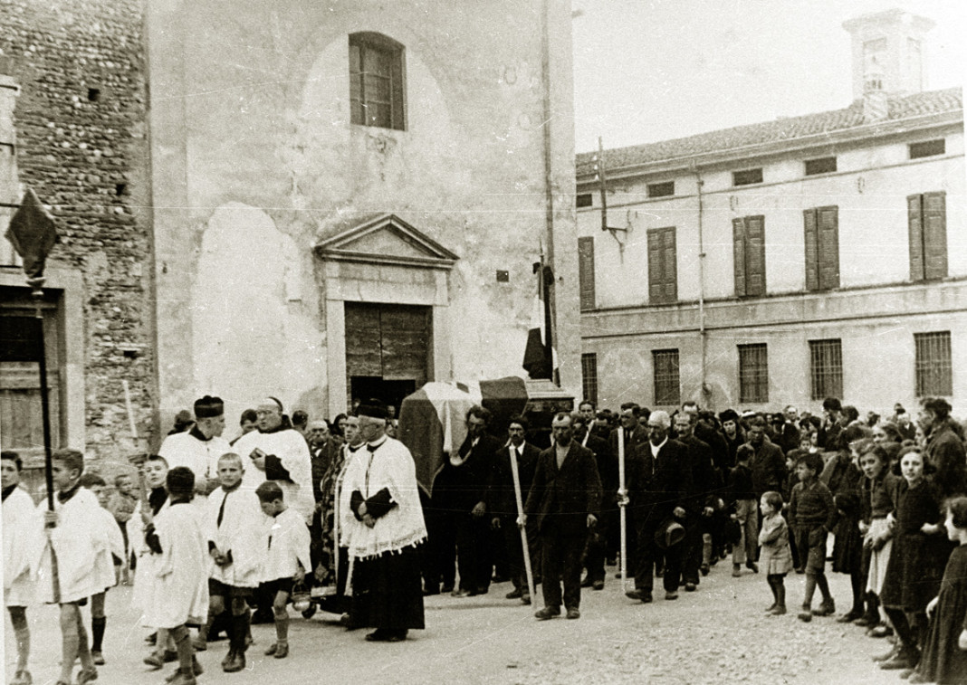 Funerale in via Battisti - Ghedi anni 30