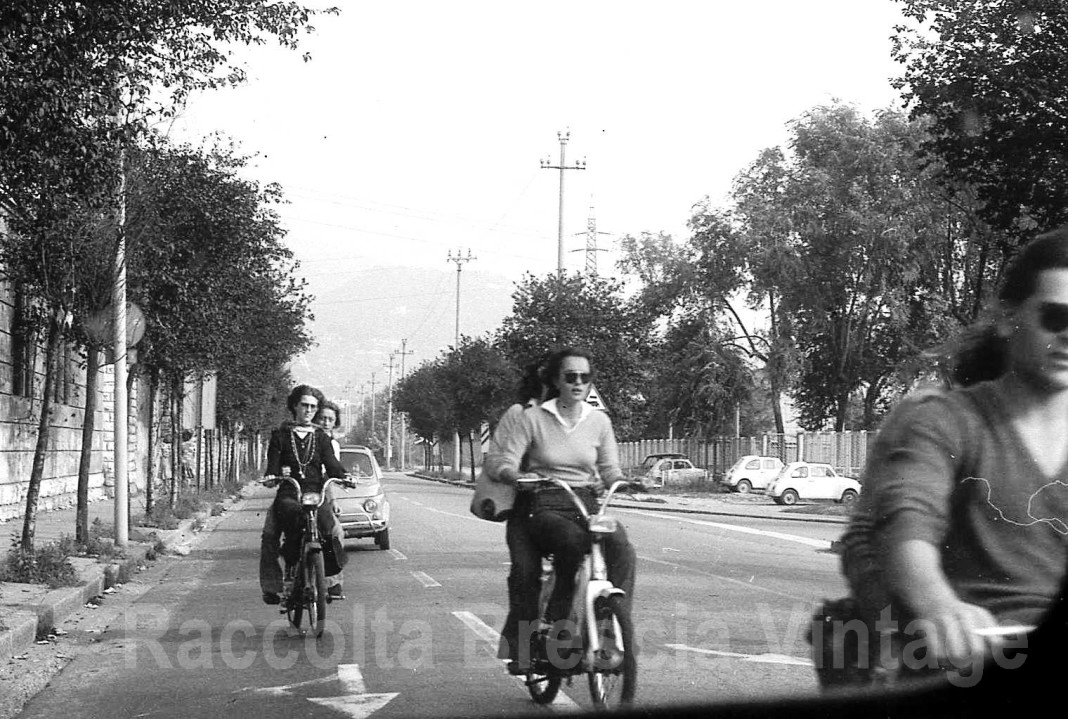 Ragazze e ragazzi in motorino in via Attilio Franchi, direzione Ponte Crotte. (1975)