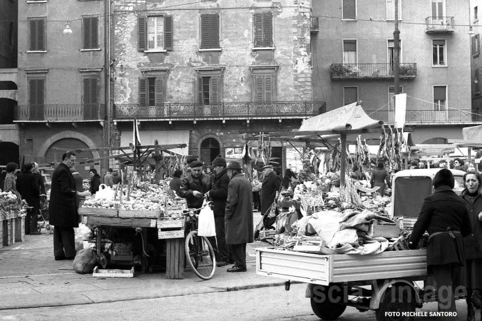 Il popolare e umano mercatino di Piazza Rovetta nel 1980.