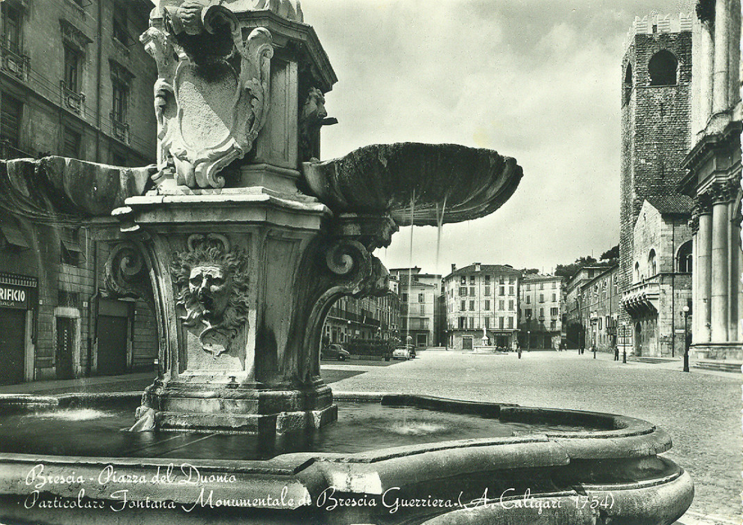 Titolo foto: Brescia piazza del Duomo Autore foto: Omniafoto Fonte: archivio personale Anno: 1960 Particolare fontana monumentale Brescia Guerriera ( A. Calligari 1754)