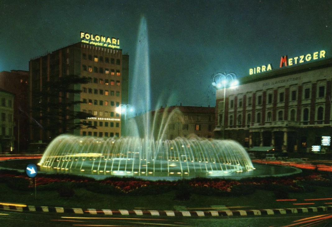 La più spettacolare delle fontane di Brescia in Piazzale della Repubblica (cartolina viaggiata 1970, ed. Micheletti Bs)