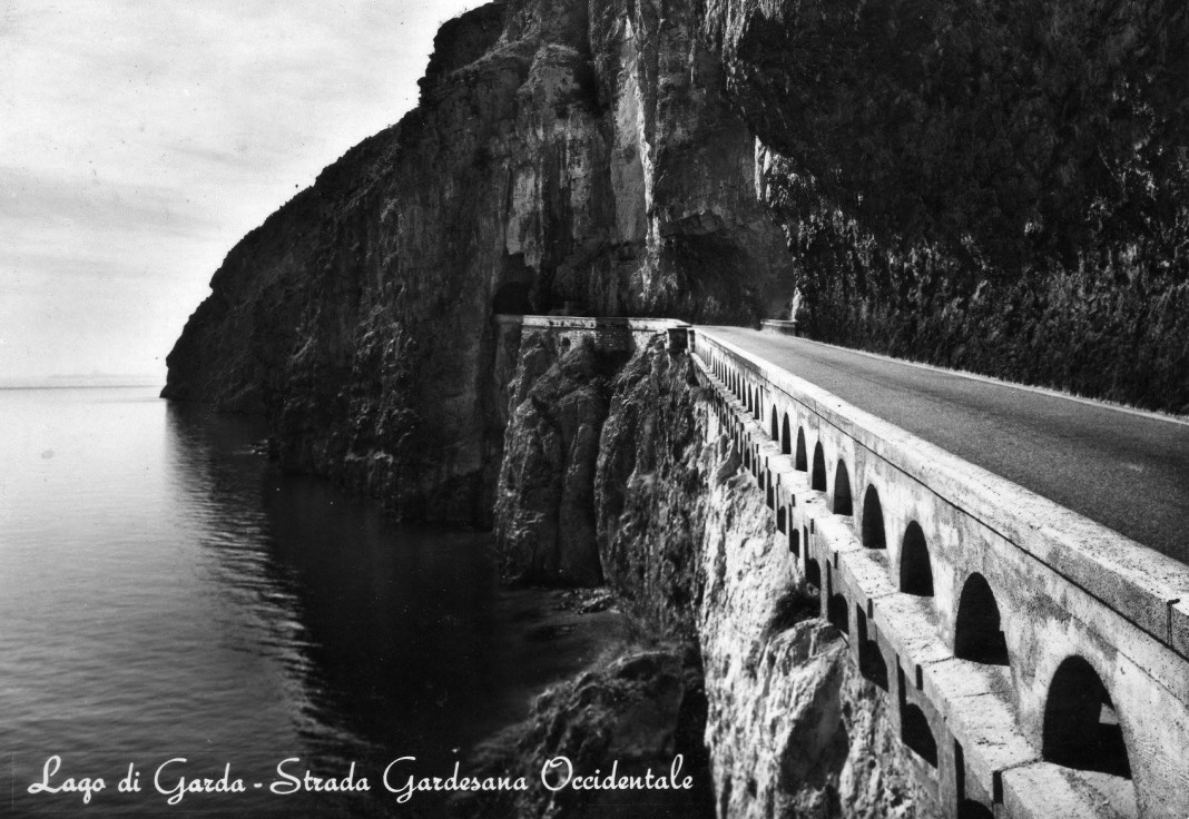 Gardesana Occidentale - cartolina viaggiata nel 1951 - una strada insufficiente per il traffico odierno, ma che panorama meraviglioso si poteva ammirare!