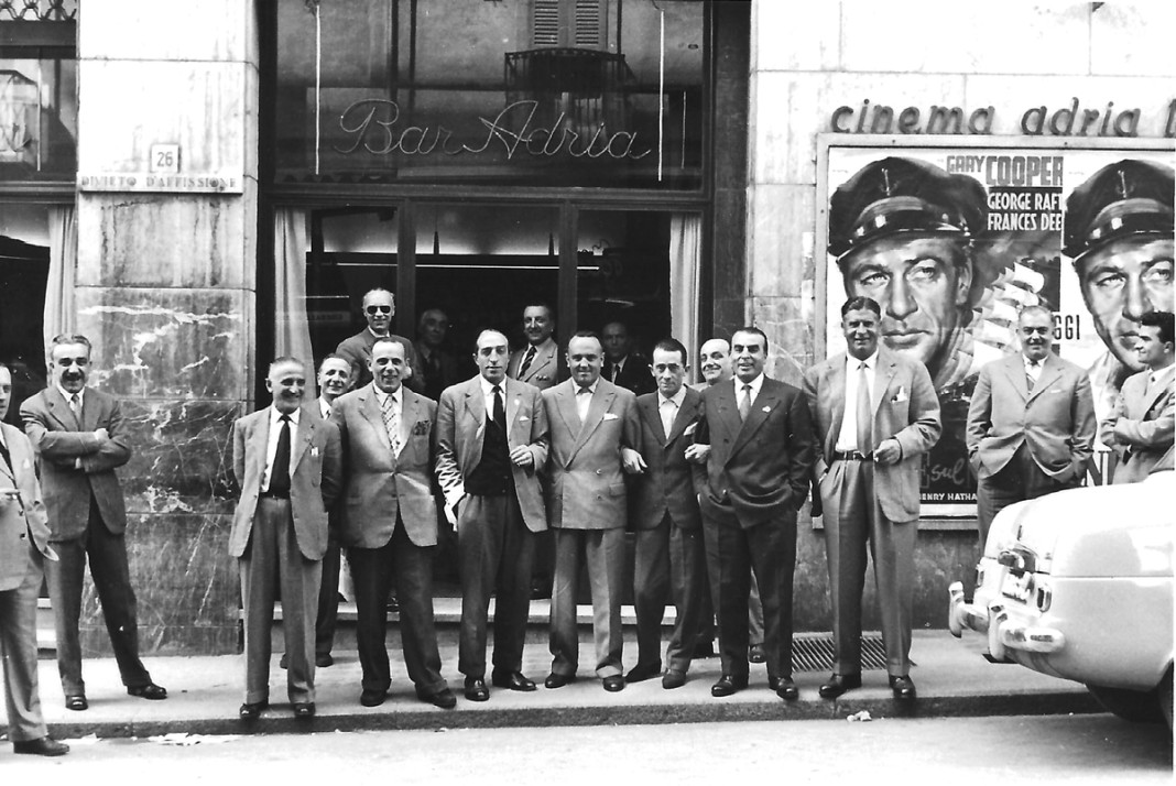 Gli avventori del Bar Adria - Brescia 1953