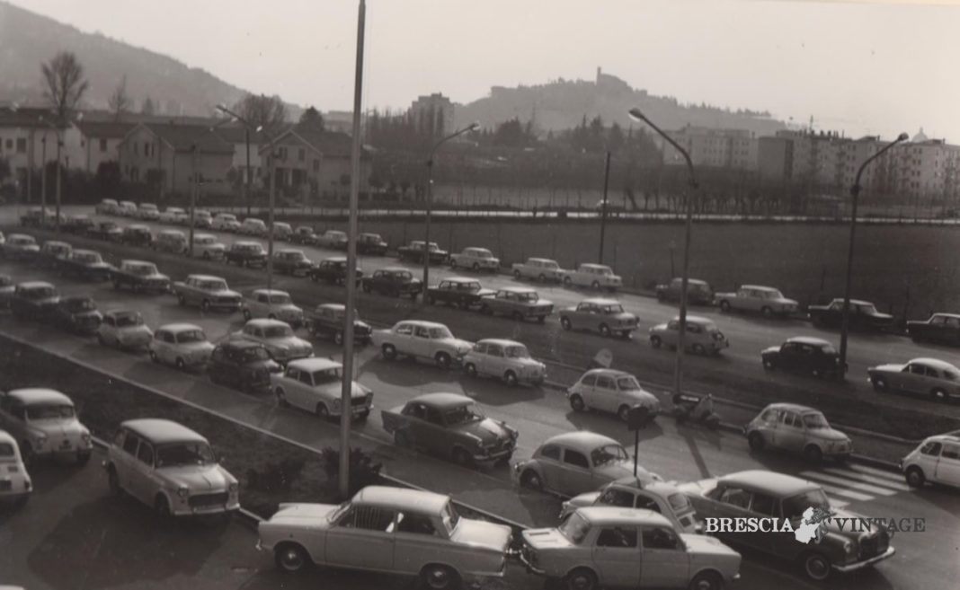 Automobili nel piazzale dell'ITIS Castelli il giorno dell'inaugurazione (1963)