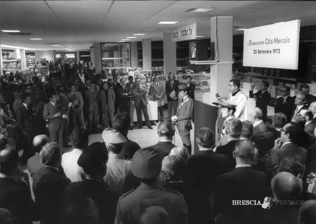 Inaugurazione del primo supermercato di Brescia, la Rinascente (1972)