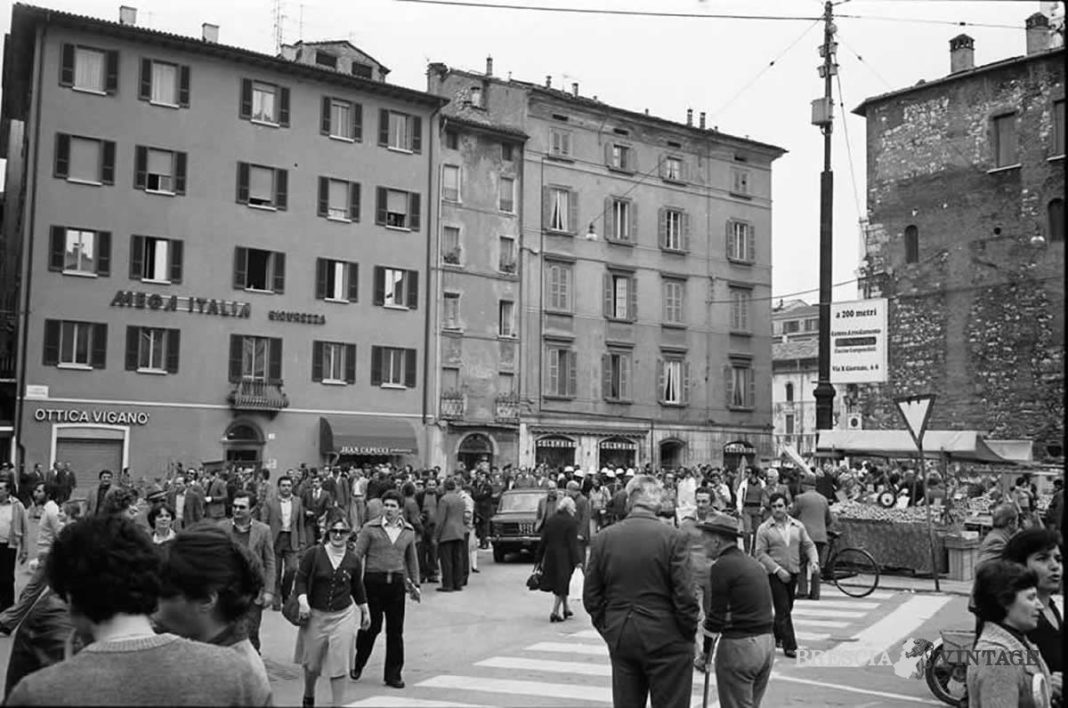 Folla in Largo Formentone a Brescia