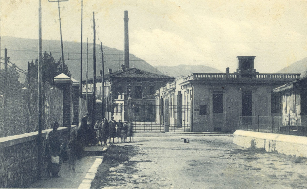 Ingresso dell'opificio Rossi prima che fosse realizzata l'attuale Strada Triumplina -1925