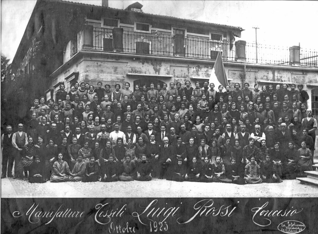 Le lavoratrici della storica ditta Rossi di Concesio - teleria di Juta - ottobre 1925