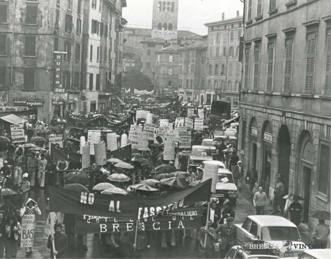manifestazione antifascista Brescia anni 70