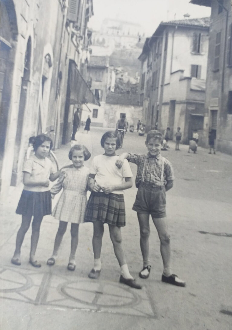 Ragazzini che giocano in strada – 1954