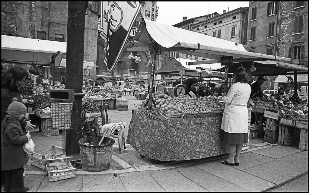 Mercato in piazza Rovetta - 1978