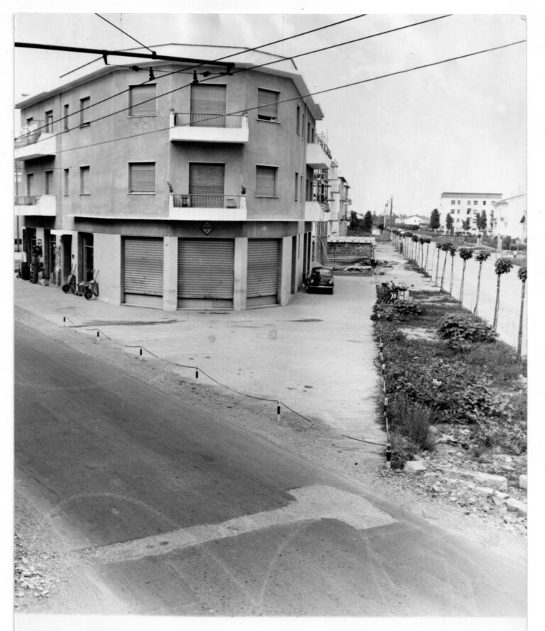 L’incrocio tra via Chiusure e viale Caduti del Lavoro 1955